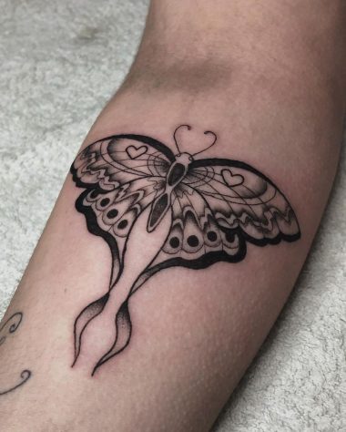 Татуировка бабочки на предплечье