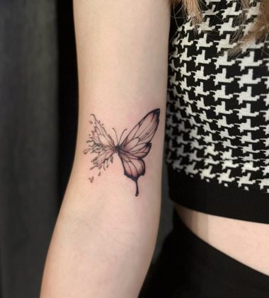Татуировка бабочки на руке