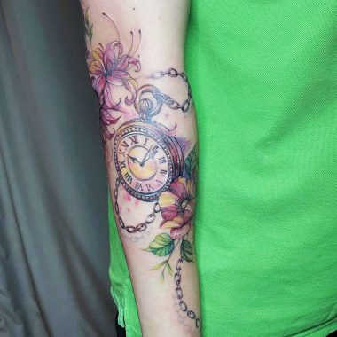 Часы и цветы, акварельная тату на руке