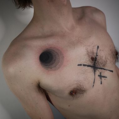 Черная дыра, хендпоук, мужская тату на груди