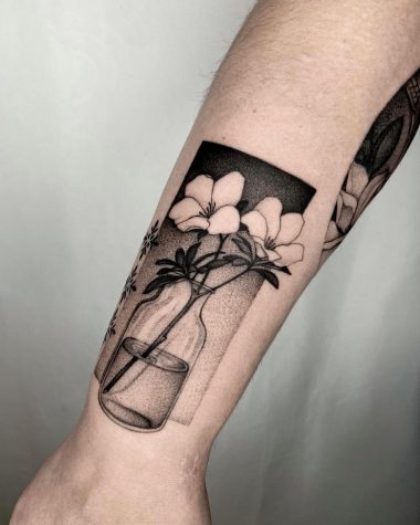 Цветы в вазе, тату в стиле випшейдинг на предплечье