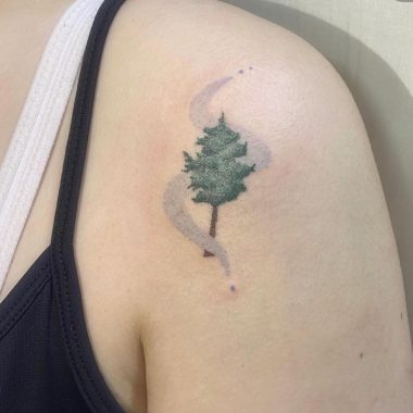 Дерево, хендпоук, женская тату на плече