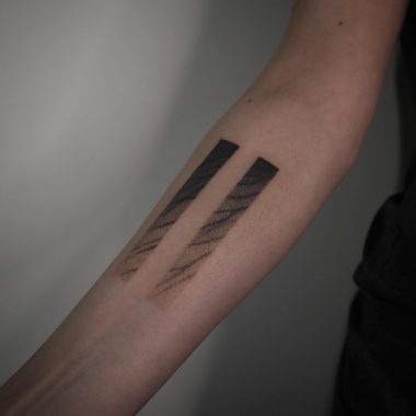 Две линии, хендпоук, татуировка на предплечье