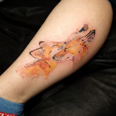 Две лисы в стиле акварель, женская тату на ноге