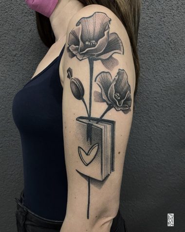 Цветок мака и книга, тату графика на плече у девушки