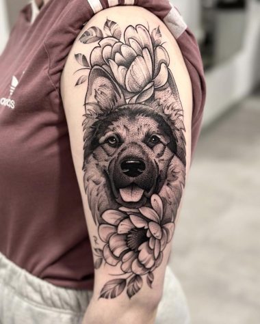 Собака овчарка с цветами, тату графика на плече