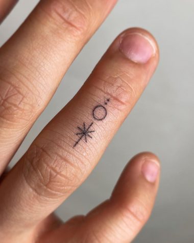 Татуировка в технике хендпоук на пальце