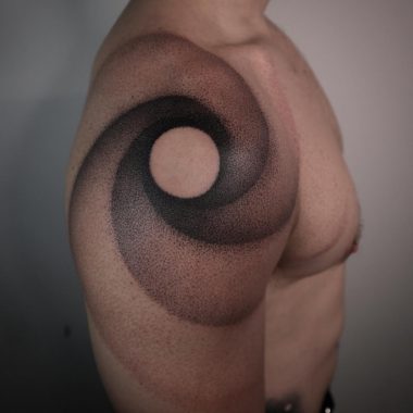 Татуировка в технике хендпоук на плече