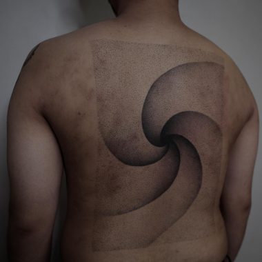 Татуировка в технике хендпоук на спине