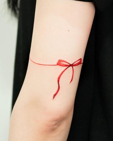 Красная ленточка с бантиком, тонкая тату вокруг руки