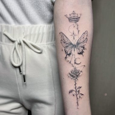 Корона, бабочка и роза, татуировка на предплечье