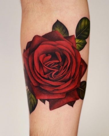 Красная роза на предплечье, мужская тату на руке