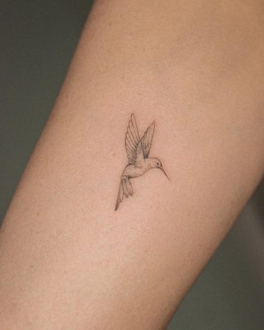 Крошечная колибри, татуировка на руке