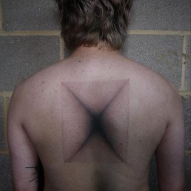 Абстрактный квадрат, хендпоук, мужская тату на спине