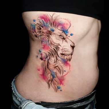 Акварельный лев, женская тату на боку