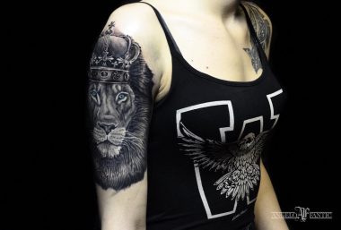 Лев в короне, женская тату на плече