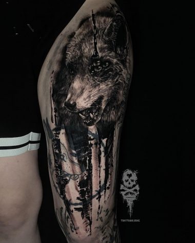 Темная татуировка лисы на бедре