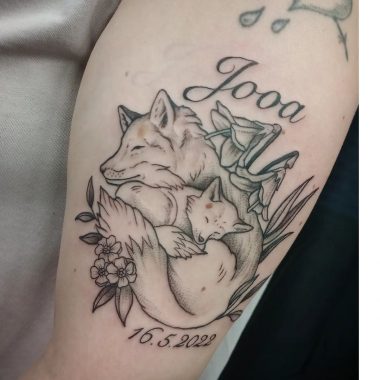Лиса с лисенком, дата рождения и имя, женская тату на плече