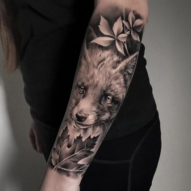 Лиса с листьями, черно-серый реализм, женская тату на предплечье