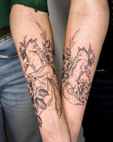 Парная татуировка лис в стиле графика на предплечьях