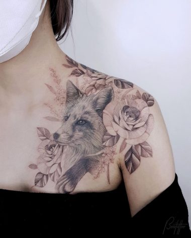 Лиса, розы, графика, женская тату на груди и плече