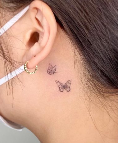 Маленькие бабочки за ухом