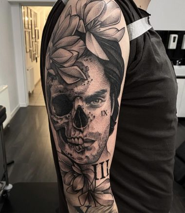Портрет-череп и цветы, тату графика на плече у парня