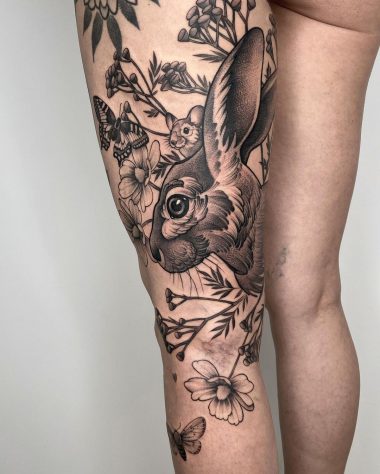 Заяц с цветами, большая тату в стиле графика на ноге у девушки
