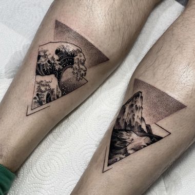 Две небольшие тату с волной и горой в стиле графика на ногах у парня