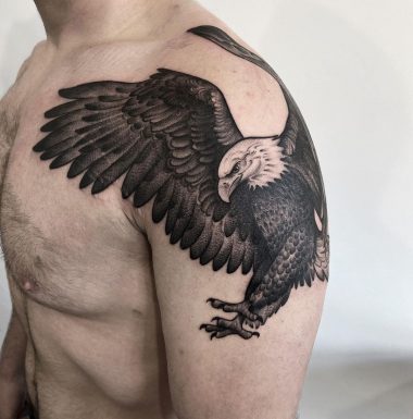 Мужская татуировка орла в стиле графика на плече