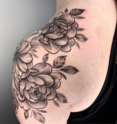 Женская татуировка пионов в графике на плече
