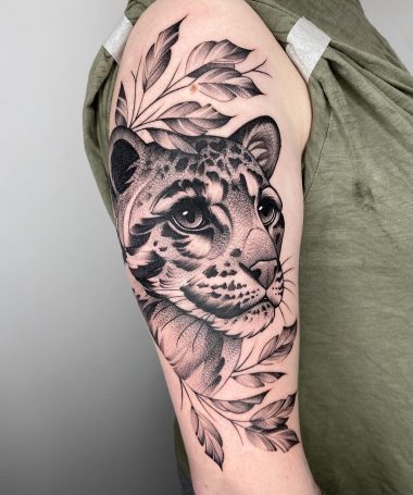 Тату леопард и листья в стиле графика на плече у девушки