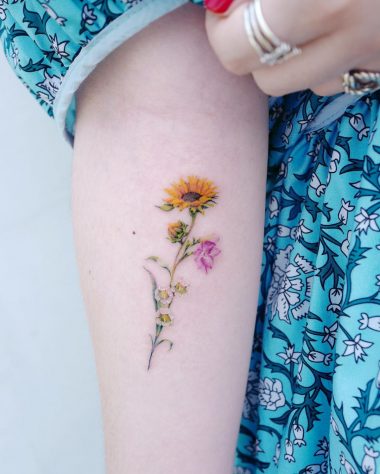 Подсолнух, цветы, маленькая женская тату на руке