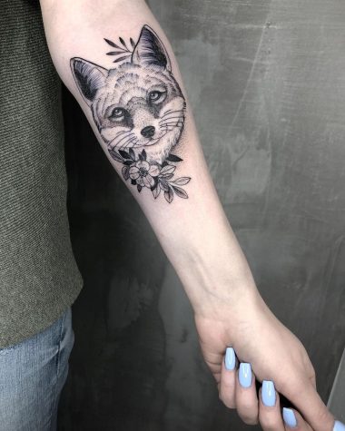 Портрет лисы с цветком, женская тату на предплечье