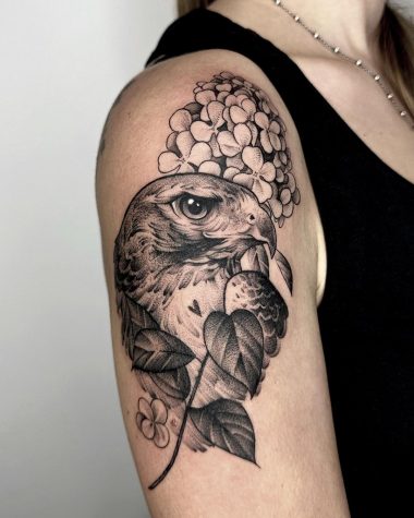 Татуировка птица и цветы в стиле графика на плече у девушки
