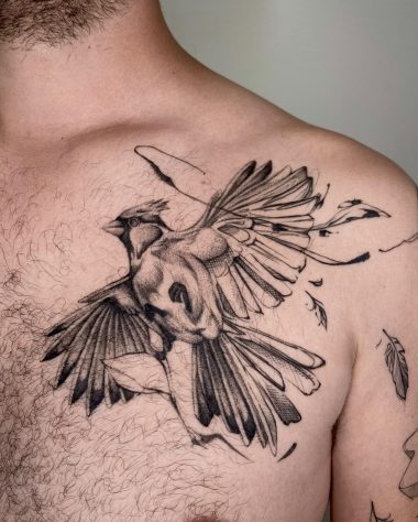 Птица в стиле випшейдинг на груди у парня