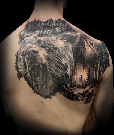 Ревущий медведь, лес, мужская тату на спине