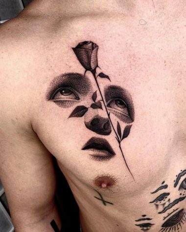 Роза и лицо, мужская тату на груди