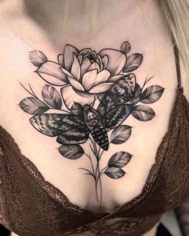 Татуировка мотылек и роза в стиле графика на груди у девушки