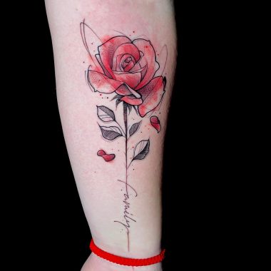 Роза и надпись Family, акварельная тату на руке у девушки