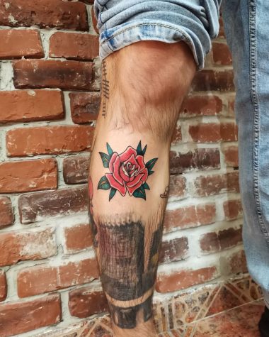 Красная роза в стиле традишнл, мужская тату на голени