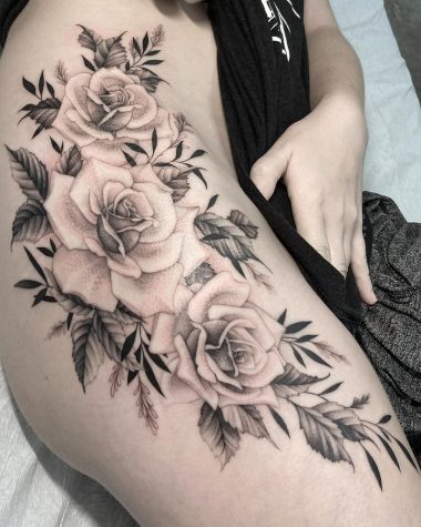 Черно-белая татуировка роз на бедре