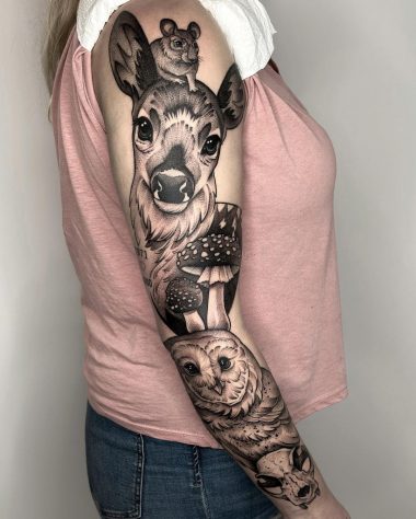 Женская тату на руке с оленем, совой и грибами в стиле графика