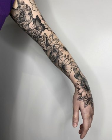 Женский цветочный тату рукав в графике
