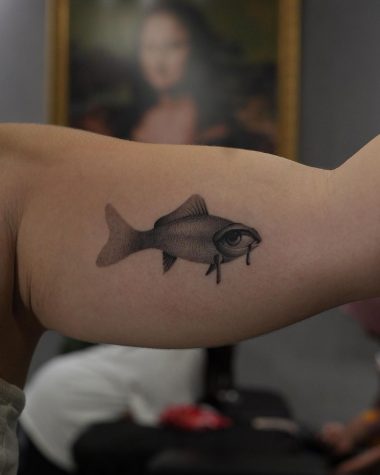 Рыба с огромным глазом, абстракция, мужская тату на бицепсе