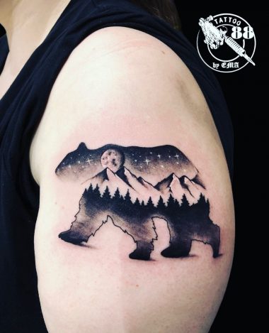 Силуэт медведя, лес, горы, татуировка на плече