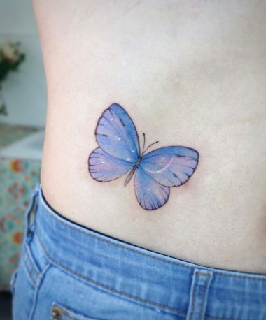 Синяя бабочка на боку у девушки