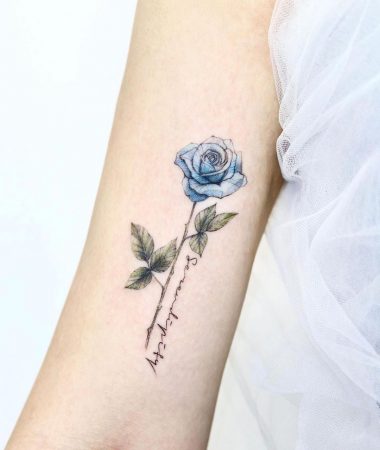 Синяя роза на руке, тату минимализм