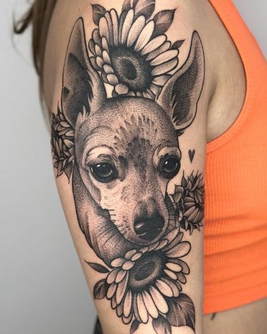 Тату собака с цветами подсолнуха в стиле графика на плече у девушки