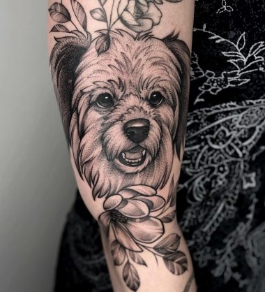 Тату собака с цветами в  стиле графика на руке
